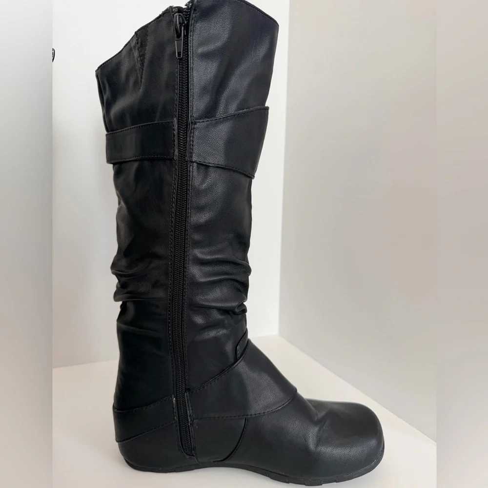 Journee Collection Black Jester Rouched Buckle Mid Shaft Boots Size 7 1/2